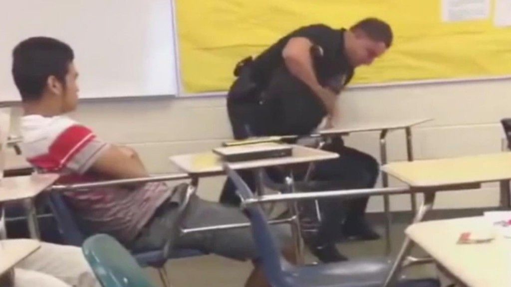 Usa, Poliziotto Entra in Classe e Picchia Studentessa di Colore
