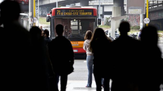 ROMA: ALBANESI PICCHIANO DISABILE SULL'AUTOBUS