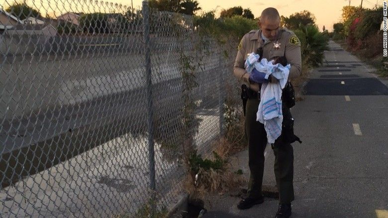 Los Angeles: neonata sepolta viva