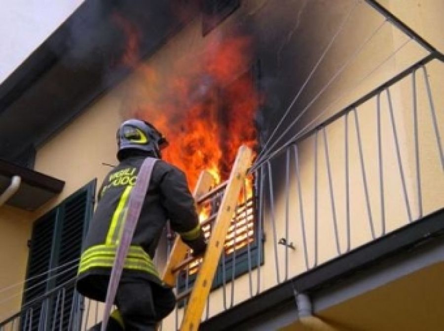 Napoli, Incendio in Appartamento per Sigaretta Accesa: 58enne Muore