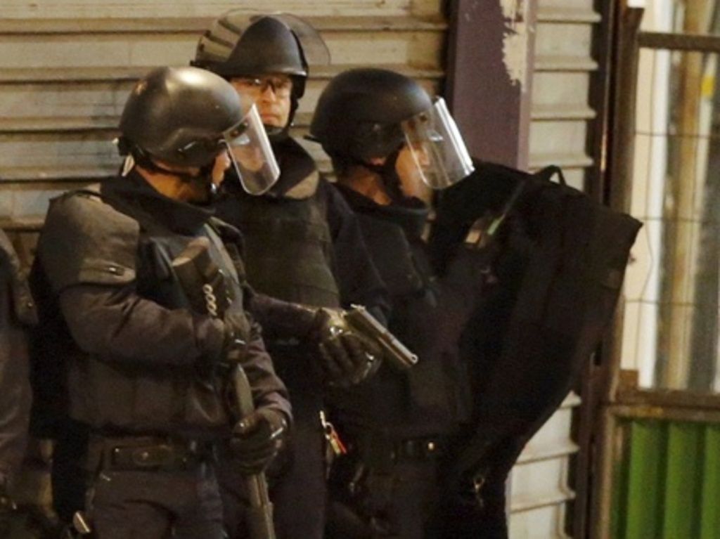 Parigi, Blitz Polizia contro Terroristi: Donna si Fa Esplodere