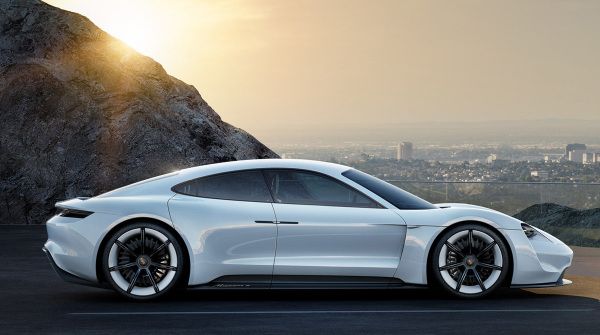 Porsche Mission E: auto elettrica