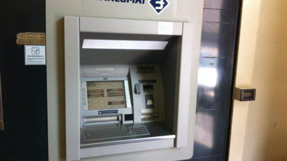 Rapinano bancomat con carro attrezzi, poi lo abbandonano per strada