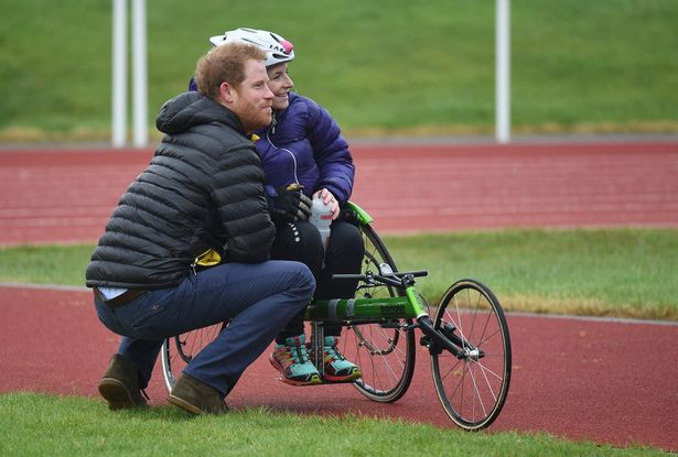 Principe Harry Corre in Aiuto di Atleta Paralimpica