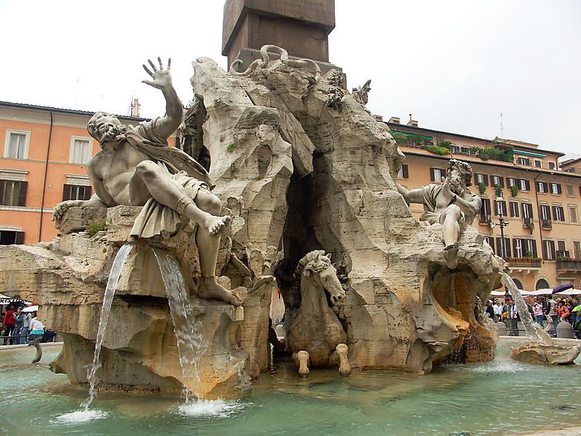 Roma, Turista Inglese si Toglie Vestiti ed Entra nella Fontana