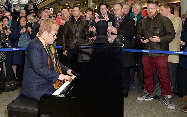 Elton John Suona Pianoforte alla Stazione St Pancras di Londra