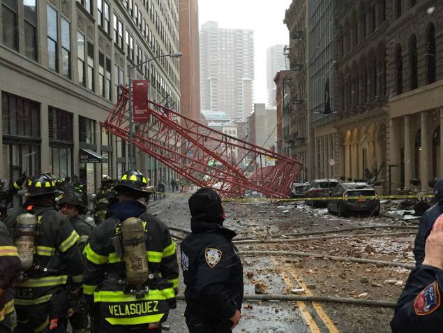 Crolla Gru a Manhattan: un Morto e 15 feriti