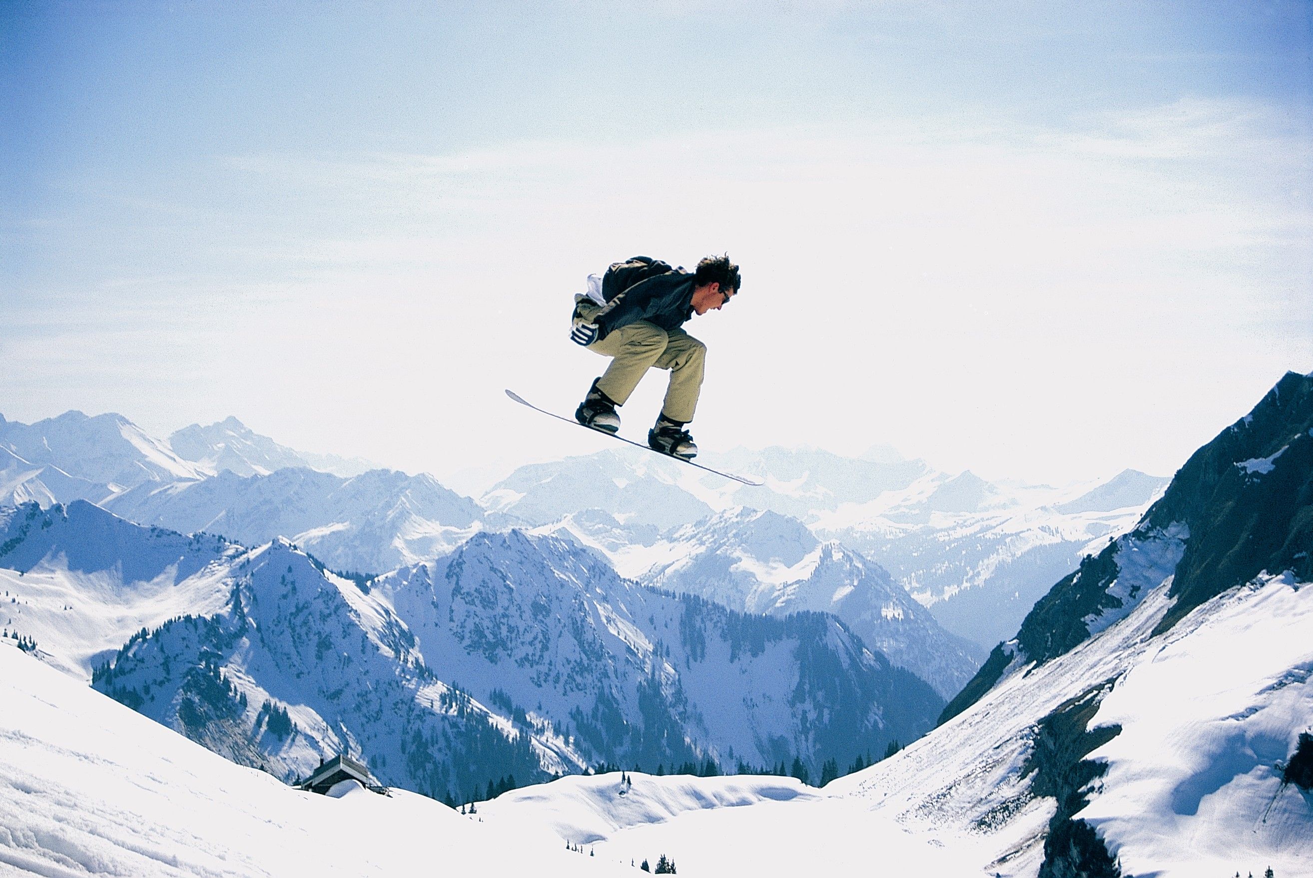 Snowboarder Paride Cariboni Travolto da Valanga a Sondrio