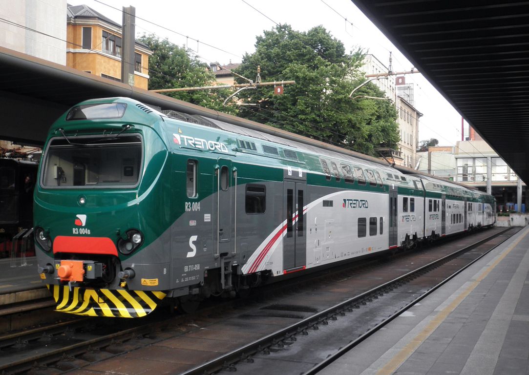 Milano, Ruba borsa a una ragazza e la prende a martellate: romeno arrestato