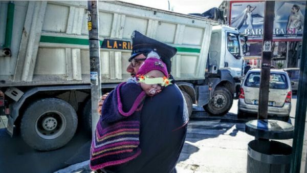 Cosimo Giuliani: Foto Virale Dell'appuntato che Coccola Bimba