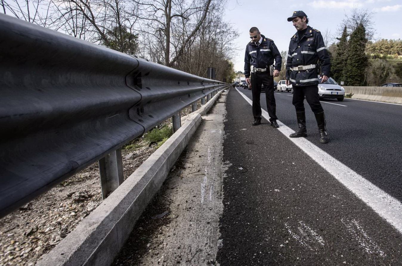 Roma, ciclisti travolti da Suv: 76enne muore