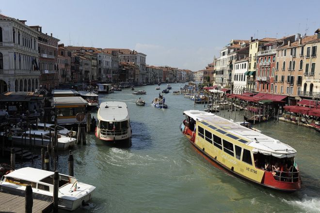 Venezia, studentessa cade dal lancione