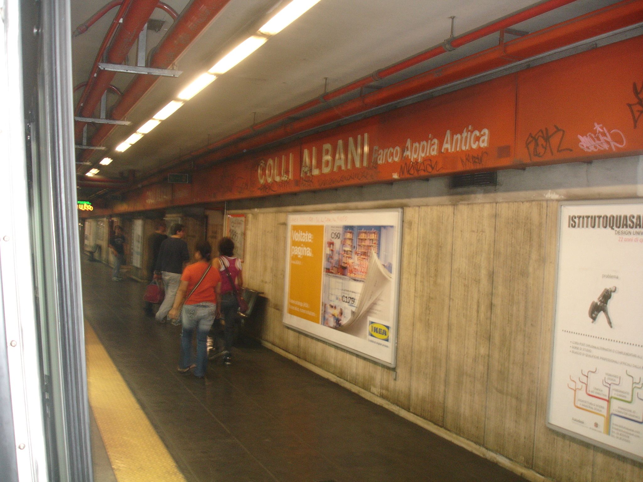 Metro A di Roma: uomo con problemi psichici finisce sui binari