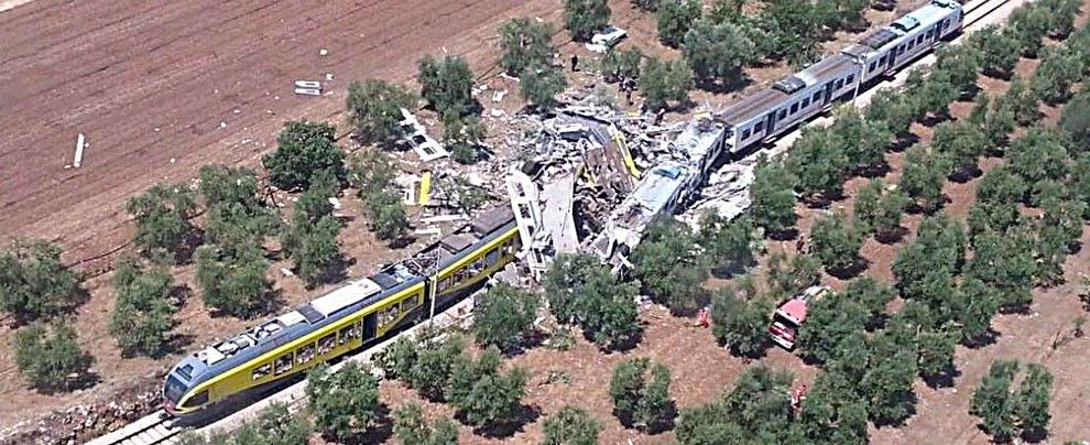 Scontro tra treni sulla tratta Andria-Corato