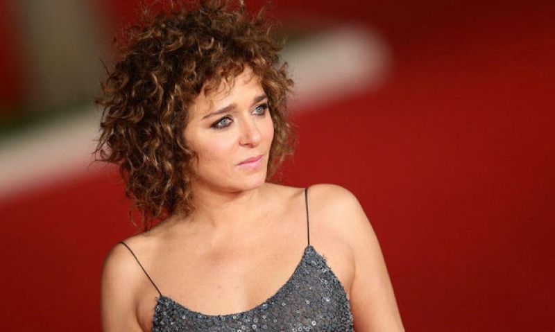 Valeria Golino a Sabaudia: topless a 50 anni