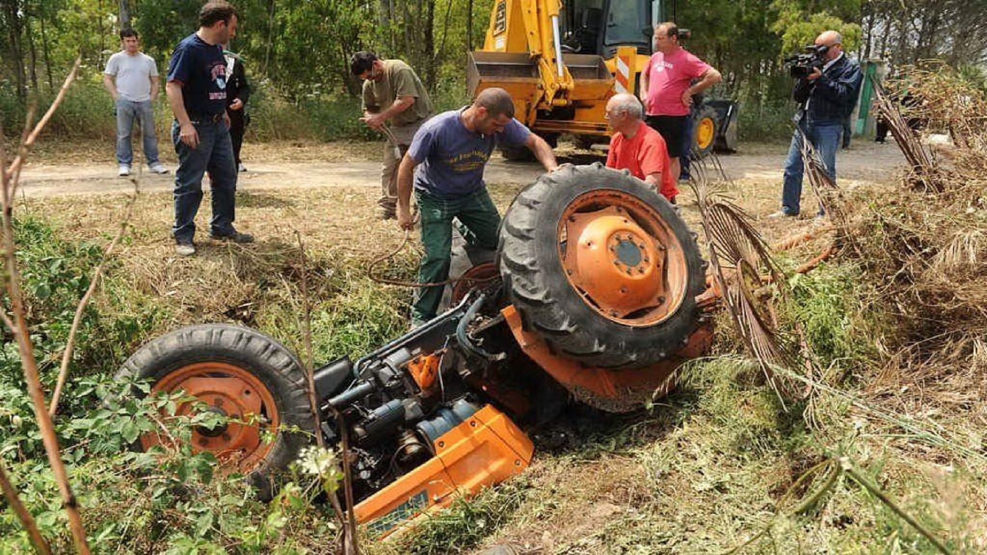 Trattore si ribalta a Lugnacco: trattore si ribalta: ex sindaco grave