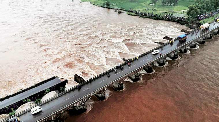 India, vecchio ponte crolla