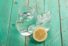 bere acqua e limone