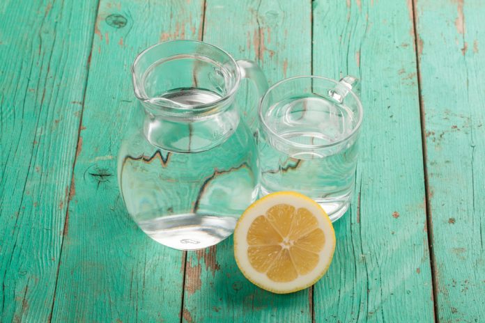 bere acqua e limone