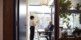 Una persona che fornisce consigli strategici di successo